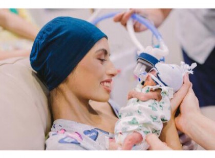 Kezelés helyett inkább megszülte babáját a rákbeteg lány. Mindketten elhunytak pár óra múlva