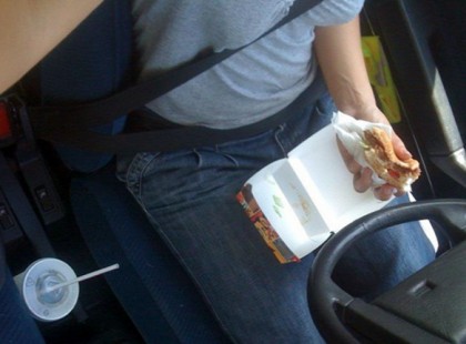 Szigorúan büntetnék a vezetés közbeni cigizést és evést – Ön mit gondol?