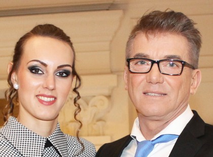 Delhusa Ghjon eljegyyezte 23 éves barátnőjét. Mi az a 42 év ami közöttük van?