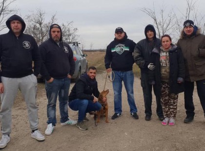 Meglátogatták a Szurkolók a baltával agyonvert kutya gazdáját.