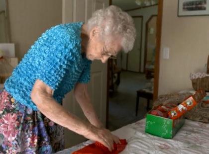 A mi drága és imádott dédimamánk vasárnap tölti a 100. életévét! Nem kérünk mást, csak hogy nézzétek meg milyen csodás munkákat készít nap mint nap és küldjetek neki néhány dicsérő szót! Köszönjük!