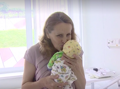 51 éves vagyok és hármas ikreket szültem. A környezetemben szinte mindenki elítél azért, mert ebben a korban mertem szülni. Nem kérek mást, csak mondják el önök is a véleményüket és ha egyetértenek velem, bátorítsanak pár szép szóval.