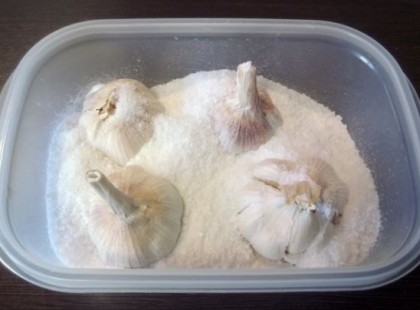 Konyhai fortélyok: ezért tedd a fokhagymát a sóba, így pucold meg a sárgarépát