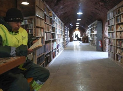 Kukások nyitottak könyvtárat a kidobott könyvekből!dobjunk nekik hatalmas elismerést!