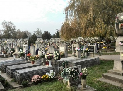 Tegnap a városi temetőben jártam, és megláttam EZT a sírfeliratot.Annyira belém égett a dolog, hogy azóta is bennem van