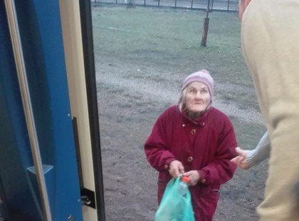 74 éves nénit raktak le a vonatról mert lejárt az igazolványa.....