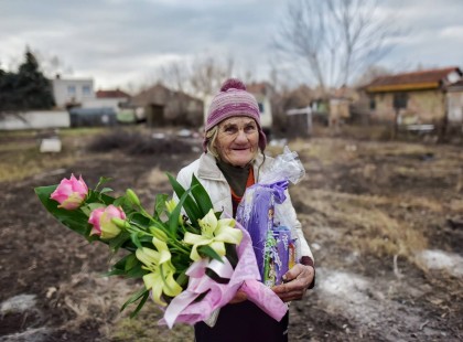 Ezt a nénit dobták le tegnap a vonatról, ma a MÁV virággal és csokival kért tőle bocsánatot! Hány szívet érdemel?