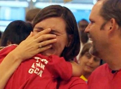 Senki sem akarta örökbe fogadni ezt az 5 éves Down szindrómás kislányt.Viszont ennek házaspárnak ez volt az álma- - a kislány első szava új édesanyjához szívszaggató