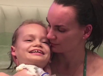 Holnap lesz 10 éves a kislány, akit mindig bántanak ,mert tízévesen nem tud járni, Nézzék meg műveit