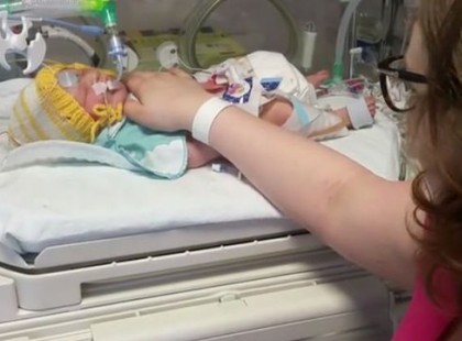 Könyörgött az orvosnak a császárért a kismama. Az orvos elutasította, a kisbaba életét vesztette