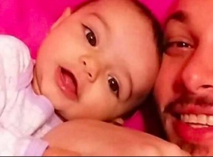 Ez a fiatal apuka gyógyszert vitt a babájának az exéhez. Megszakadt a szíve, amikor belépett a lakásba