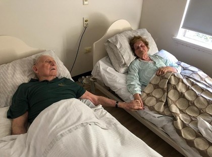 70 évig voltak házasok, egymás kezét fogva hunytak el, pár perc különbséggel!