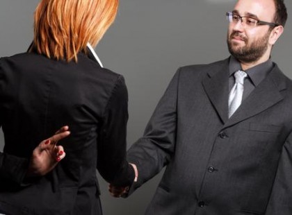 8 jele annak, hogy valaki féltékeny rád - és mit lehet tenni ilyenkor