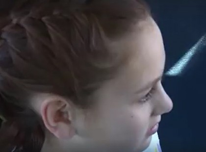 A kislány édesanyja két éve elhunyt. Egyik reggel a buszon fura dolog történik