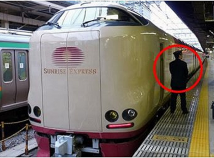 Az utaskísérő a vonat mellett várta a turistákat Japánban, mikor felszálltak a vonatra, szóhoz se jutottak!