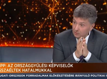 Már a látszatra sem fognak adni: központosítja a Fidesz-média a propaganda híradó gyártását