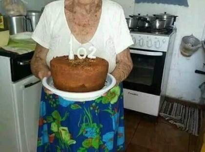 Ő sütötte meg a saját tortáját ? 102 éves