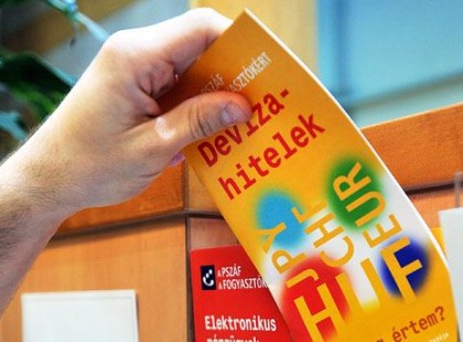 Orbánék lepacsiztak a bankokkal: az MSZP szerint ezért születnek, olyan döntések melyek kedvezőtlenek a devizahiteleseknek