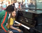 A zöld pólós idegen félbeszakítja a lány zongorajátékát. A tömeg meredten nézi, mi lesz ebből: