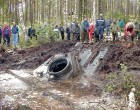 A fiú észrevett valami fémeset a tóban, hívta a többieket, hogy szedjék ki