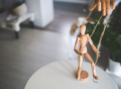 10 szörnyű trükk, amelyekkel a tömegeket irányítják! Noam Chomsky most felfedi a titkot…