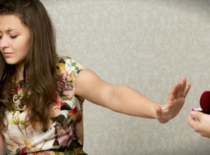 A gazdag családba született lány elutasította a szegény férfit, majd tíz évvel később véletlenül találkoztak egy plázában