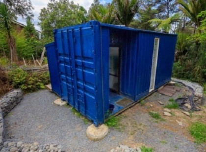 Barátai csúnyán kinevették, hogy egy kis konténerbe költözött. Egészen addig, míg be nem léptek az ajtón: