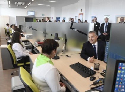 Többek között jön a 6:45-kor kezdődő napi kilenc órás munkaidő és a 25-ről 20 napra csökkenő szabadság. Itt a feketeleves.