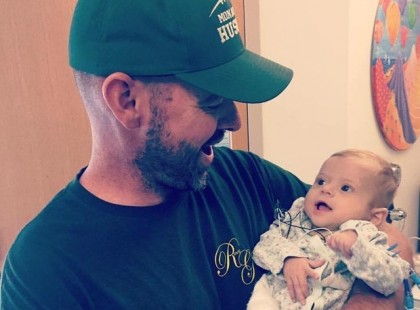 A 3 hónapos baba hasa egyre nagyobb lett. Mikor az orvos megvizsgálta, akkor fény derült az igazságra: