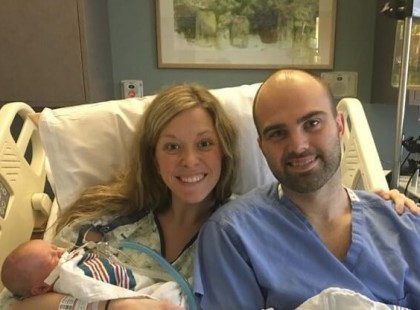 Az anya 40 órás küzdelem után végre megszülte a kislányát. Aztán az orvos lenéz, és csak hebeg-habog: