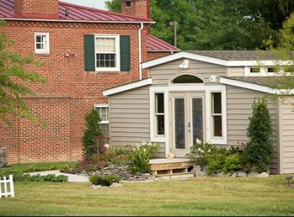 Nem nyugodott bele abba, hogy szülei idősotthonba kerüljenek. Egy sokkal jobb megoldást talált ki: