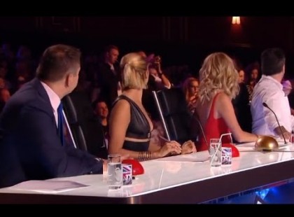 A zsűri azt gondolta, egy szokványos produkciót lát. Aztán hallanak valamit hátulról. Úgy fordulnak meg, mint a villám: