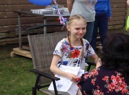 A kislány mostohaanyjától egy táskát kap. Mikor meglátja mi van benne, zokogni kezd!