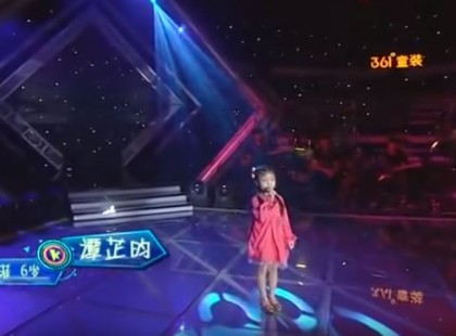 Az öt éves kislányt alig lehet észrevenni a színpadon, de a hangja olyan szép és tiszta, akár egy felnőtt nőé