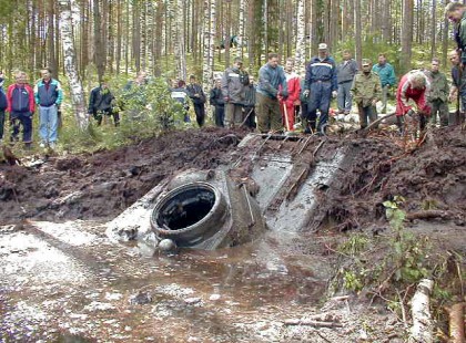 A fiú észrevett valami fémeset a tóban, hívta a többieket, hogy szedjék ki