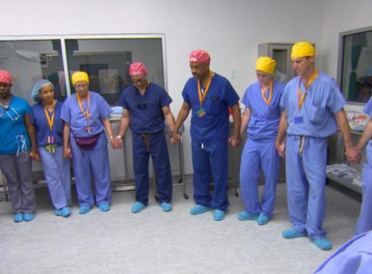 Sebészek a világ egyik legritkább műtétjére készültek, egymás kezét fogva imádkoztak, hogy sikerüljön