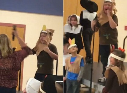 Az anya várja, hogy az autista fia beszéljen a színdarabban, majd a tanár hirtelen kikapja a mikrofont a kezéből