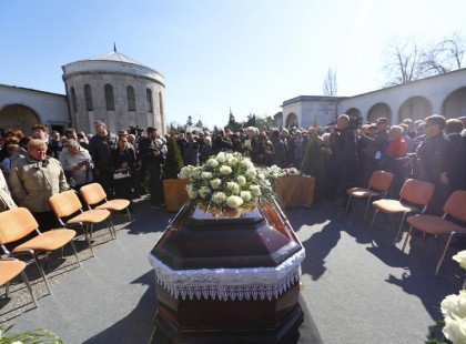 Ebben a percben vesznek végső búcsút Koós Jánostól. Friss fotók a temetésről