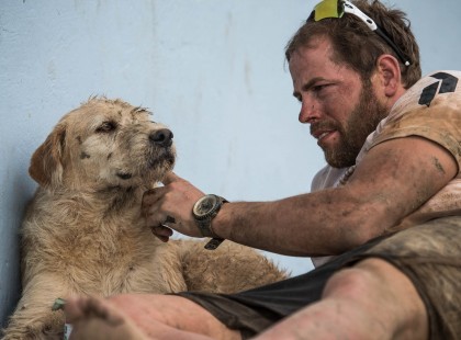 Ez a kóbor kutya csatlakozott egy extrém verseny csapathoz, és mindenkit bámulatba ejtett, amikor EZT tette!
