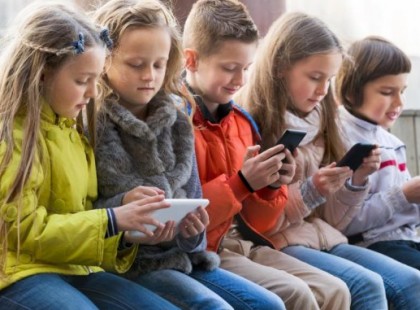 Franciaországban betiltották az iskolában a mobiltelefonok használatát!