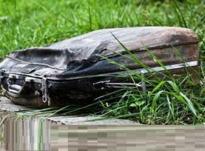 Egy nő talált egy elhagyatott bőröndöt a parkban — majd egy sokkoló látvány fogadja