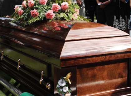 Döntöttek helyettünk egy MINDENKIT érintő kérdésben! Ezentúl nem rendelkezhetünk elhunyt szeretteinkről, akármi is volt a végakarata! EZEKET EZENTÚL TILOS LESZ A TEMETÉSEKEN :