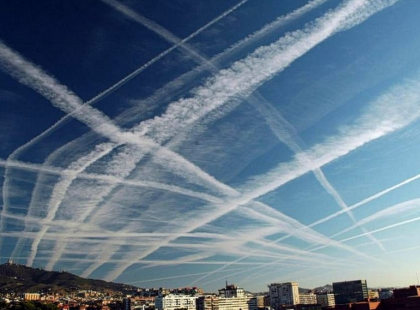 A svédek beismerték, hogy az égen látható kondenzcsíkoknak tűnő „fátylak” mérgező vegyicsíkok.