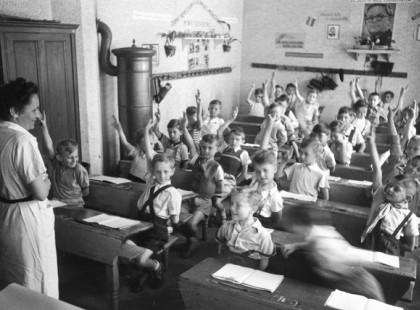 Szorzótábla skandálás, kék köpeny, hátratett kéz... - Ismerős?