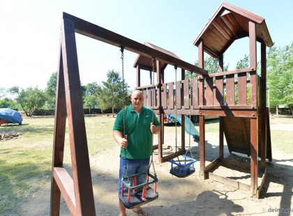 Feljelentették Róbertet, aki felújította saját pénzéből a játszóteret. A polgármester indoklása kiakasztó