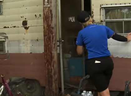 A futár egy ócska lakókocsihoz viszi ki a pizzát. Mikor kinyitja az ajtót, valósággal lefagy attól, amit lát: