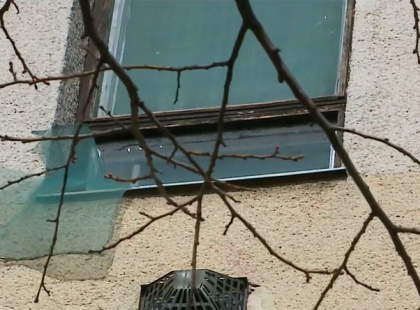 Piacra ment, egyedül hagyta a kislányát, aki kizuhant a mezőtúri lakás 3. emeletéről