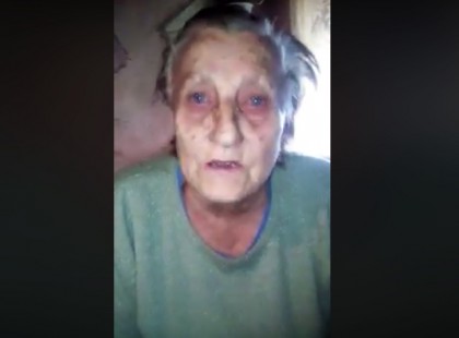 Orbán, ezt figyeld:Ez a 80 éves néni félredobva büszkeségét, ételt kér! Erősödik tényleg az ország?!