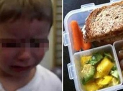 A 4 éves kisfiú sírva fakad, miután a tanár kidobja az ebédjét, mondván, hogy azt soha nem eheti meg az iskolában