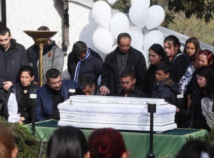 Eltemették Kalányos áldozatát, a pici Leonettát. Hófehér koporsóban alussza örök álmát..